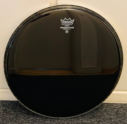 18" Remo Ambassador Ebony (bass drum)