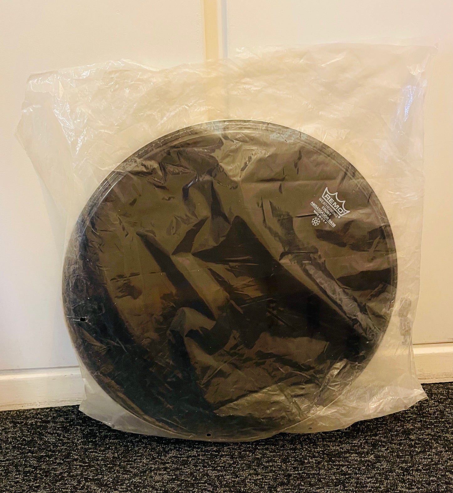 18" Remo Ambassador Ebony (stortromme)