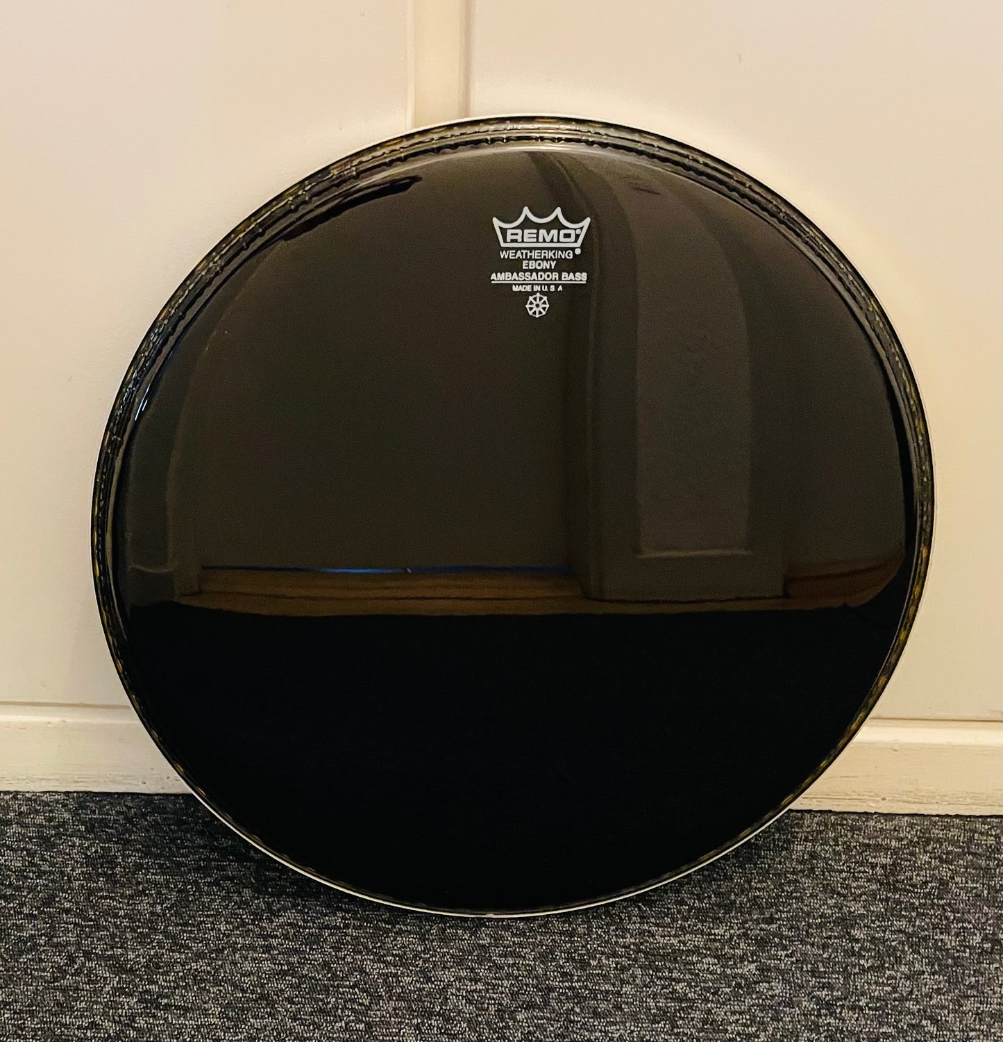 18" Remo Ambassador Ebony (stortromme)